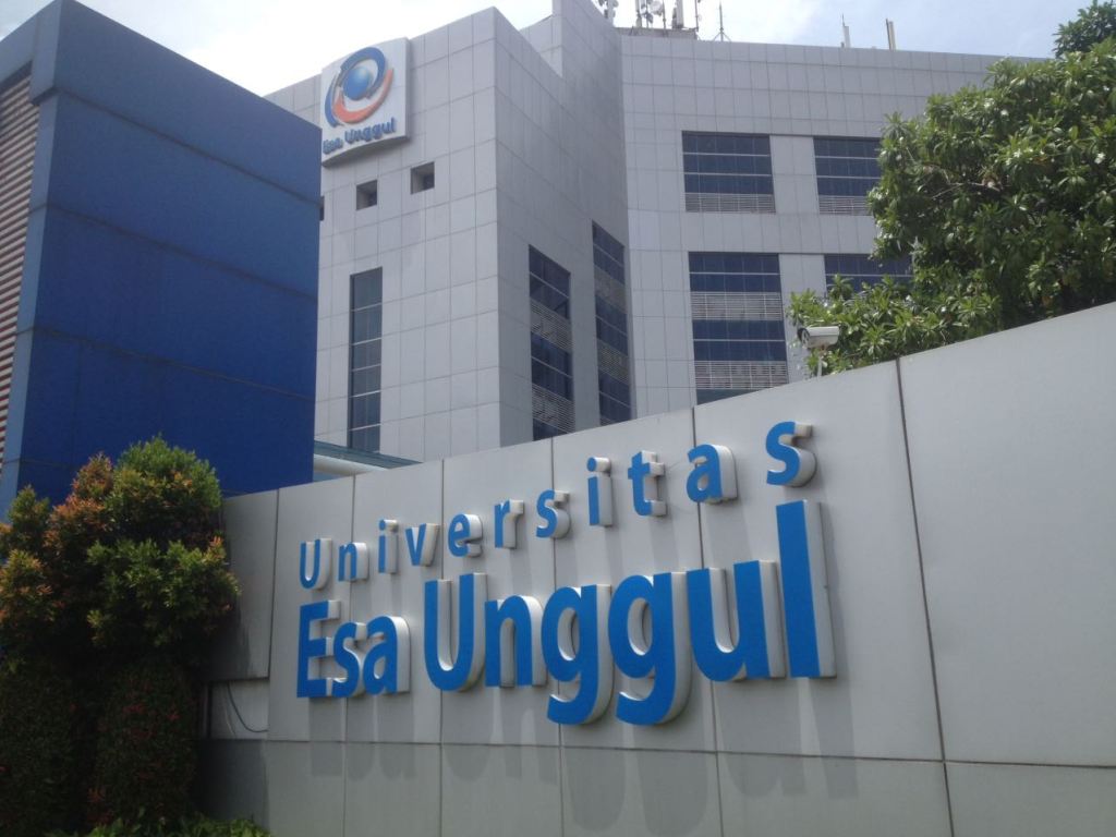 universitas esa unggul