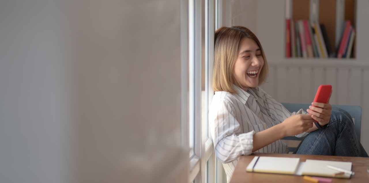 a-joyous-woman-using-a-smartphone-3759065 Gambar Lucu Terbaru Paling Gokil